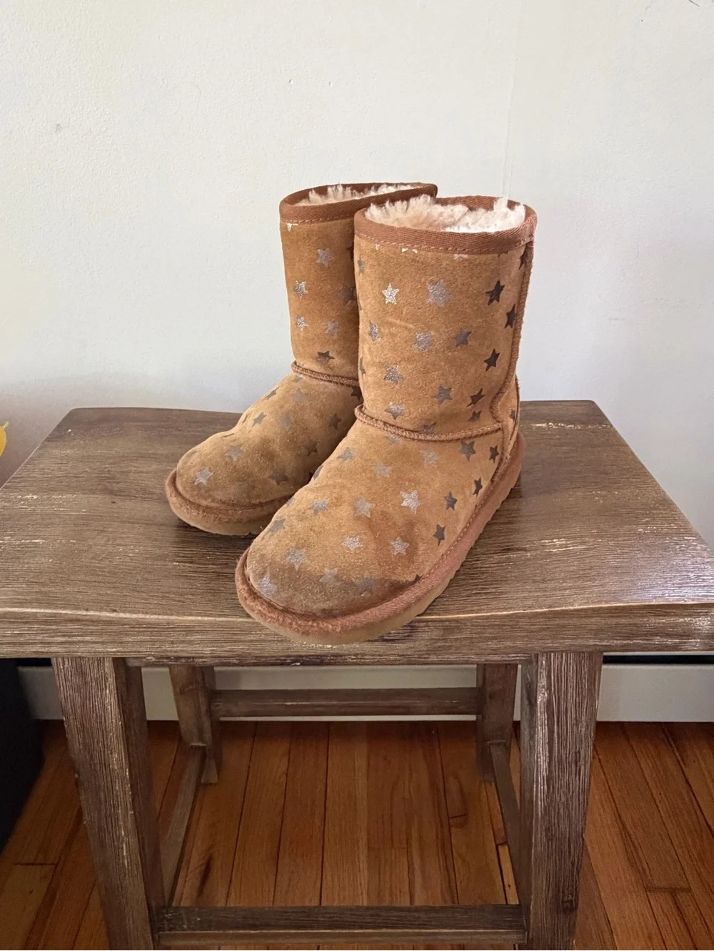 UGG Kids Tan Star-Print Shearling Boots size 1.